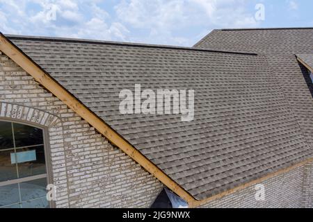 Coperture costruzione tetti di case ricoperte di scandole di asfalto Foto Stock