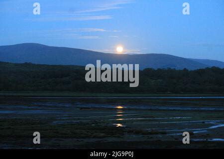 Luna piena su Kenmare, Contea di Kerry, Irlanda Foto Stock