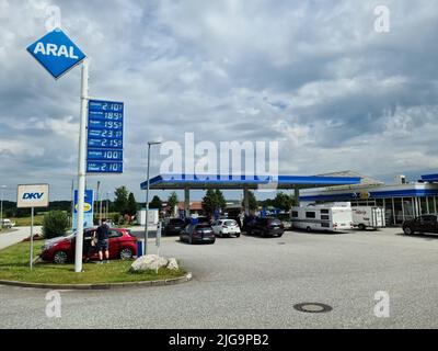 Kiel, Germania - 07. Luglio 2022: Logo e prezzi dei carburanti di ARAL in Germania. Aral è un marchio di carburanti e stazioni di benzina per automobili Foto Stock