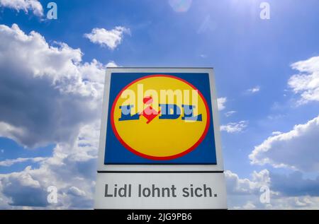 Kiel, Germania - 07. Luglio 2022: Logo Lidl di una grande catena di supermercati Foto Stock