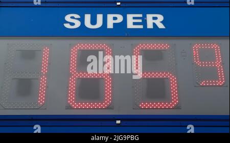 Kiel, Germania - 07. Luglio 2022: Un display che mostra i prezzi del carburante tedesco in coloer rosso Foto Stock