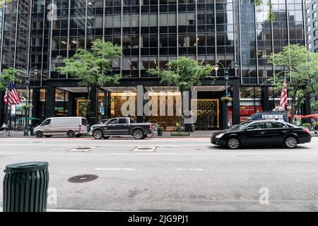 New York, Stati Uniti. 08th luglio 2022. Le bandiere americane sono state abbassate di fronte all'edificio in 695 3rd Avenue a New York il 8 luglio 2022; dove la Missione Giapponese presso l'ONU si è localizzata dopo l'assassinio dell'ex primo Ministro del Giappone Shinzo Abe. Il sig. Abe è stato assasinato nella città di Nara durante il suo discorso al rally della campagna. (Foto di Lev Radin/Sipa USA) Credit: Sipa USA/Alamy Live News Foto Stock