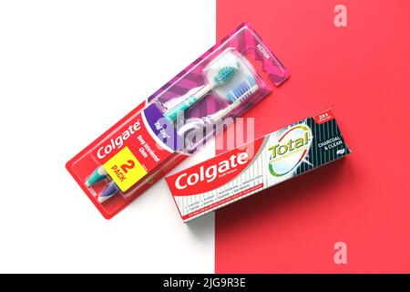 TERNOPIL, UCRAINA - 23 GIUGNO 2022: Dentifricio e spazzolini Colgate, una marca di prodotti per l'igiene orale prodotti da American consumer-Goods compa Foto Stock
