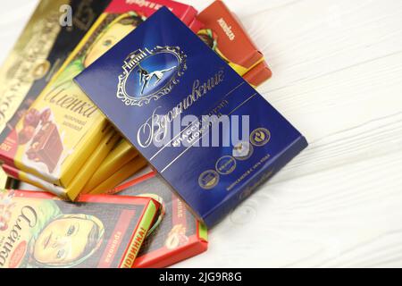 KHARKIV, UCRAINA - 27 GENNAIO 2021: Mazzo di famosi prodotti russi di cioccolato - Babayevskiy cioccolato, Vdokhnovenie e Alyonka. Vecchio russo tradizionale Foto Stock