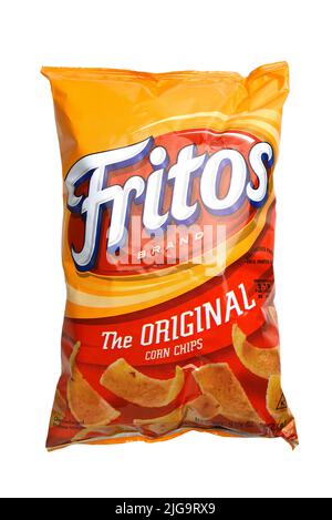 IRVINE, CALIFORNIA - 23 GIU 2022: Un sacchetto da 9,25 once di Fritos, il chip originale di mais. Foto Stock