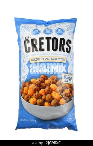 IRVINE, CALIFORNIA - 23 GIU 2022: Una borsa di G. H. Cretors Cheese and Caramel Mix Popcorn. Foto Stock