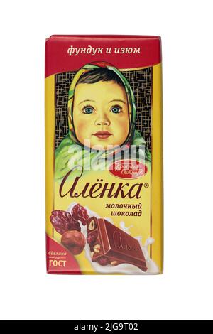 KHARKIV, UCRAINA - 27 GENNAIO 2021: Barra quadrata di cioccolato Alyonka - prodotto dalla fabbrica di cioccolato Red October. Vecchio tradizionale cioccolato russo desi Foto Stock