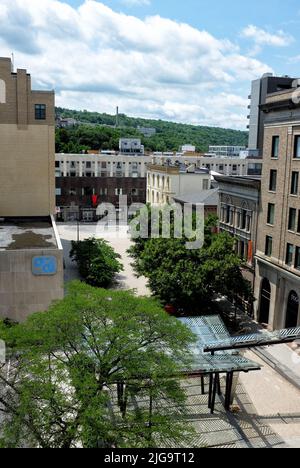 ITHACA, NEW YORK - 17 GIUGNO 2021: The Ithaca Commons una zona pedonale di 4 blocchi per lo shopping con boutique di moda, ristoranti e negozi di articoli da regalo in vecchio-fashion Foto Stock