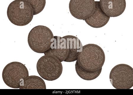 KHARKIV, UCRAINA - 14 FEBBRAIO 2021: Oreo thins biscotti croccanti su sfondo bianco. Il marchio Oreo è di proprietà della società americana Mondelez internationa Foto Stock