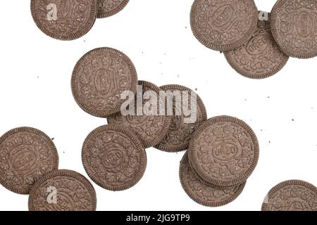 KHARKIV, UCRAINA - 14 FEBBRAIO 2021: Oreo thins biscotti croccanti su sfondo bianco. Il marchio Oreo è di proprietà della società americana Mondelez internationa Foto Stock
