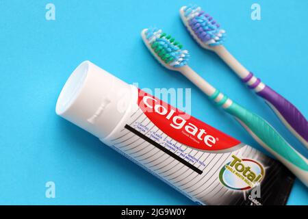 TERNOPIL, UCRAINA - 23 GIUGNO 2022: Dentifricio e spazzolini Colgate, una marca di prodotti per l'igiene orale prodotti da American consumer-Goods compa Foto Stock