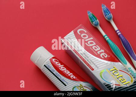 TERNOPIL, UCRAINA - 23 GIUGNO 2022: Dentifricio e spazzolini Colgate, una marca di prodotti per l'igiene orale prodotti da American consumer-Goods compa Foto Stock