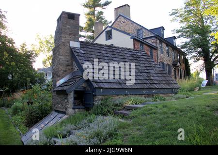 Parry Mansion, costruita nel 1784, attualmente museo, sulla strada principale, lato giardino, Cantina di ghiaccio, New Hope, PA, USA Foto Stock