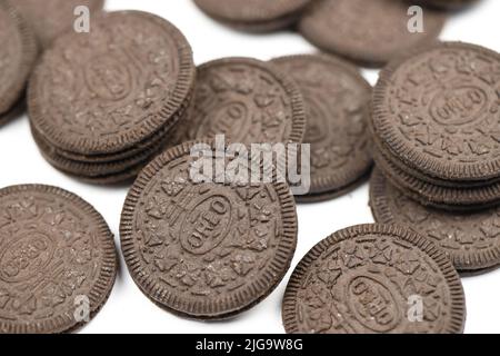 KHARKIV, UCRAINA - 14 FEBBRAIO 2021: Oreo thins biscotti croccanti su sfondo bianco. Il marchio Oreo è di proprietà della società americana Mondelez internationa Foto Stock