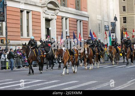 Unità di polizia equestre alla Macy's Thanksgiving Day Parade, New York, USA Foto Stock