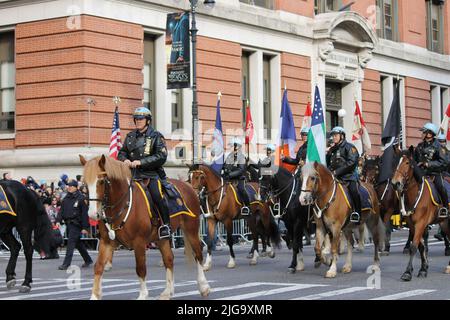 Unità di polizia equestre alla Macy's Thanksgiving Day Parade, New York, USA Foto Stock