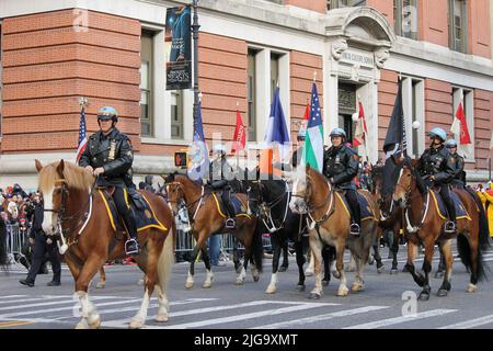 Unità di polizia equestre alla Macy's Thanksgiving Day Parade, New York, USA Foto Stock