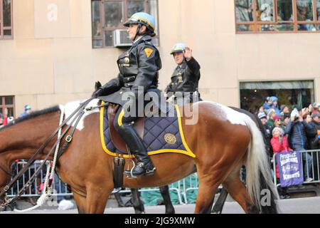 Unità di polizia equestre alla Macy's Thanksgiving Day Parade, New York, USA Foto Stock