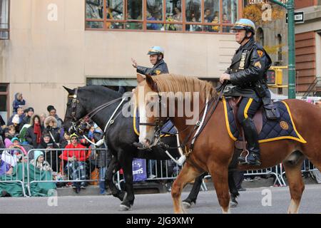 Unità di polizia equestre alla Macy's Thanksgiving Day Parade, New York, USA Foto Stock