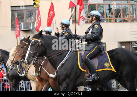 Unità di polizia equestre alla Macy's Thanksgiving Day Parade, New York, USA Foto Stock