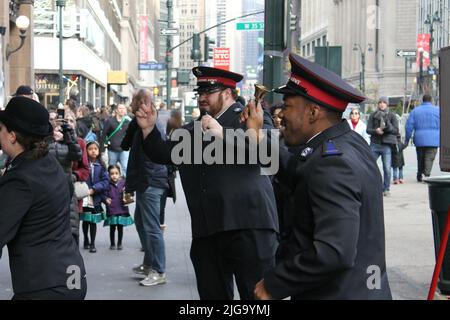 I volontari dell'Esercito della salvezza ballano sulla 34th Street, New York, USA Foto Stock