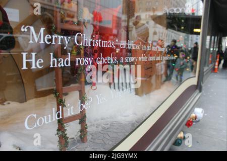 Macy's Christmas window Exhibits, New York, USA Foto Stock