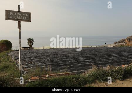 Serra di plastica bianca con struttura a vista sul mare e sulle montagne Foto Stock