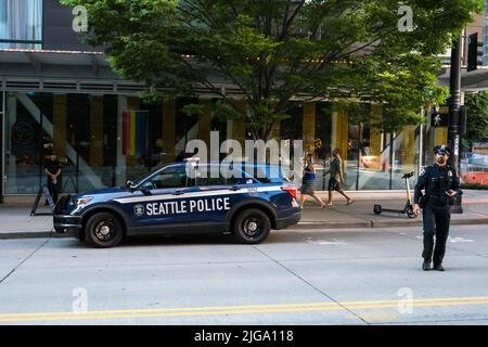 Seattle, Stati Uniti. 8th Lug 2022. La polizia di Seattle risponde a un presunto furto di auto alle 8th e Pine intorno alle 5:00pm durante l'ora di punta. I furti di auto nella contea di King hanno skyrocketed quasi raddoppiare. La polizia attribuisce l'ascesa a nuove leggi che impediscono alla polizia di perseguire veicoli rubati a meno che la persona non sia inebriata o mettere altri in pericolo immediato. Credit: James Anderson/Alamy Live News Foto Stock