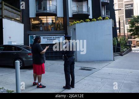 Seattle, Stati Uniti. 8th Lug 2022. La polizia di Seattle risponde a un presunto furto di auto alle 8th e Pine intorno alle 5:00pm durante l'ora di punta. I furti di auto nella contea di King hanno skyrocketed quasi raddoppiare. La polizia attribuisce l'ascesa a nuove leggi che impediscono alla polizia di perseguire veicoli rubati a meno che la persona non sia inebriata o mettere altri in pericolo immediato. Credit: James Anderson/Alamy Live News Foto Stock