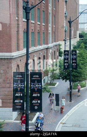 Chicago, Stati Uniti. 08th luglio 2022. Gli striscioni sono appesi per pubblicizzare il WNBA All-Star Game intorno a McCormick Place a Chicago, Illinois, USA il 8 luglio 2022. Il WNBA All-Star Game 2022 è un gioco di basket che si terrà presso l'arena Wintrust il 10 luglio 2022. Chicago ospita il gioco per la prima volta. Credit: Sipa USA/Alamy Live News Foto Stock