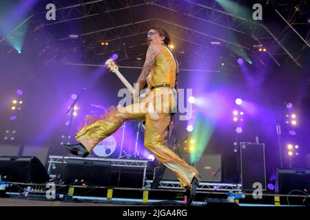 Great Tew, Regno Unito. 08th luglio 2022. Il cantante e chitarrista Justin Hawkins con la band inglese glam prog rock, The Darkness si esibisce dal vivo sul palco al Cornbury Festival. Credit: SOPA Images Limited/Alamy Live News Foto Stock