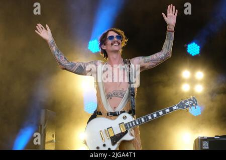 Great Tew, Regno Unito. 08th luglio 2022. Il cantante e chitarrista Justin Hawkins con la band inglese glam prog rock, The Darkness si esibisce dal vivo sul palco al Cornbury Festival. Credit: SOPA Images Limited/Alamy Live News Foto Stock