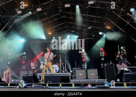 Great Tew, Regno Unito. 08th luglio 2022. Il cantante e chitarrista Justin Hawkins, con la band inglese Glam prog rock The Darkness, si esibisce dal vivo sul palco al Cornbury Festival. Credit: SOPA Images Limited/Alamy Live News Foto Stock