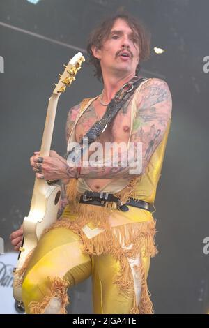 Great Tew, Regno Unito. 08th luglio 2022. Il cantante e chitarrista Justin Hawkins con la band inglese glam prog rock, The Darkness si esibisce dal vivo sul palco al Cornbury Festival. Credit: SOPA Images Limited/Alamy Live News Foto Stock