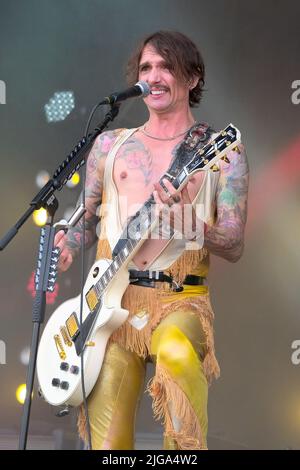 Great Tew, Regno Unito. 08th luglio 2022. Il cantante e chitarrista Justin Hawkins con la band inglese glam prog rock, The Darkness si esibisce dal vivo sul palco al Cornbury Festival. Credit: SOPA Images Limited/Alamy Live News Foto Stock