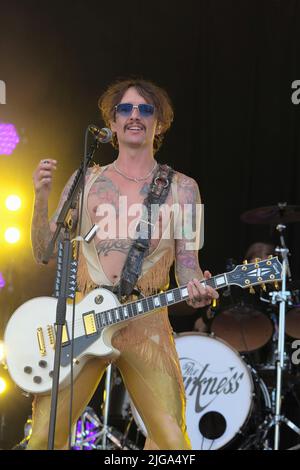 Great Tew, Regno Unito. 08th luglio 2022. Il cantante e chitarrista Justin Hawkins con la band inglese glam prog rock, The Darkness si esibisce dal vivo sul palco al Cornbury Festival. (Foto di Dawn Fletcher-Park/SOPA Images/Sipa USA) Credit: Sipa USA/Alamy Live News Foto Stock