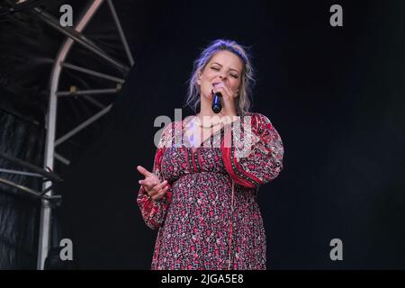 Great Tew, Regno Unito. 08th luglio 2022. Il cantante-cantautore di musica folk del paese britannico Crissie Rhodes suona dal vivo con il duo musicale The Shires al Cornbury Festival. (Foto di Dawn Fletcher-Park/SOPA Images/Sipa USA) Credit: Sipa USA/Alamy Live News Foto Stock