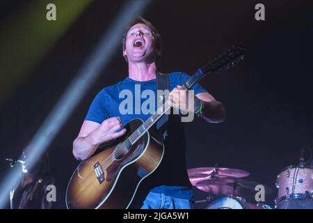 Great Tew, Regno Unito. 08th luglio 2022. Cantante inglese, cantautore, musicista ed ex ufficiale di ricognizione nel reggimento di bagnini dell'esercito britannico, James Hillier Blount, professionalmente conosciuto come James Blunt, suona dal vivo sul palco al Cornbury Festival. Credit: SOPA Images Limited/Alamy Live News Foto Stock