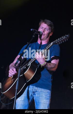 Great Tew, Regno Unito. 08th luglio 2022. Cantante inglese, cantautore, musicista ed ex ufficiale di ricognizione nel reggimento di bagnini dell'esercito britannico, James Hillier Blount, professionalmente conosciuto come James Blunt, suona dal vivo sul palco al Cornbury Festival. Credit: SOPA Images Limited/Alamy Live News Foto Stock