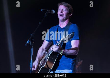 Great Tew, Regno Unito. 08th luglio 2022. Cantante inglese, cantautore, musicista ed ex ufficiale di ricognizione nel reggimento di bagnini dell'esercito britannico, James Hillier Blount, professionalmente conosciuto come James Blunt, suona dal vivo sul palco al Cornbury Festival. (Foto di Dawn Fletcher-Park/SOPA Images/Sipa USA) Credit: Sipa USA/Alamy Live News Foto Stock