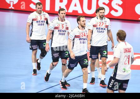 Harald Reinkind, Christian o'Sullivan, Sander Sagosen, Vetle Aga Eck (Norvegia) celebrano la vittoria contro l'Islanda. EHF Euro 2022. corrispondenza di posizionamento a 5° Foto Stock