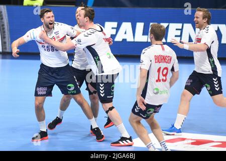 Harald Reinkind, Christian o'Sullivan, Sander Sagosen, Vetle Aga Eck (Norvegia) celebrano la vittoria contro l'Islanda. EHF Euro 2022. corrispondenza di posizionamento a 5° Foto Stock