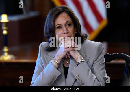 Washington, Vereinigte Staaten. 08th luglio 2022. Il Vice Presidente degli Stati Uniti Kamala Harris incontra i legislatori statali sui diritti riproduttivi nell'ufficio del Cerimoniale alla Casa Bianca il 8 luglio 2022. Credit: Yuri Gripas/Pool via CNP/dpa/Alamy Live News Foto Stock