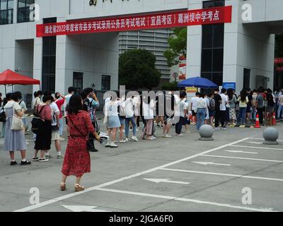 YICHANG, CINA - 9 LUGLIO 2022 - i candidati si accodano per sostenere l'esame di servizio civile 2022 a Yichang, provincia dell'Hubei della Cina centrale, 9 luglio 2022. Foto Stock