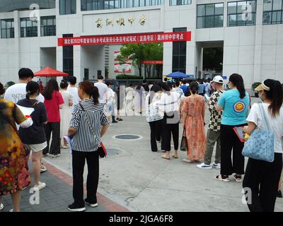 YICHANG, CINA - 9 LUGLIO 2022 - i candidati si accodano per sostenere l'esame di servizio civile 2022 a Yichang, provincia dell'Hubei della Cina centrale, 9 luglio 2022. Foto Stock