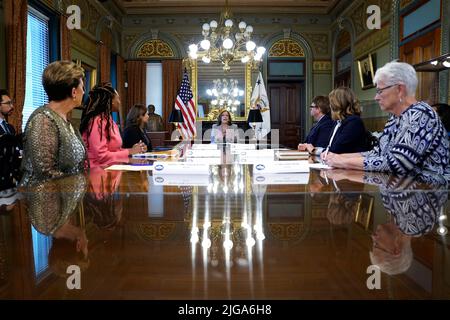 Washington, Vereinigte Staaten. 08th luglio 2022. Il Vice Presidente degli Stati Uniti Kamala Harris incontra i legislatori statali sui diritti riproduttivi nell'ufficio del Cerimoniale alla Casa Bianca il 8 luglio 2022. Credit: Yuri Gripas/Pool via CNP/dpa/Alamy Live News Foto Stock