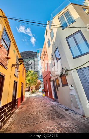 Vista panoramica di vecchie case storiche, edifici residenziali, infrastrutture tradizionali in un piccolo vicolo, strada, strada. Turismo, destinazione di viaggio Foto Stock
