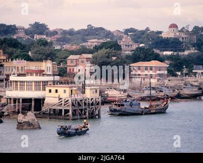 Gulangyu Island, Xiamen, (Amoy), provincia di Fujian, Cina orientale Novembre 1986. In questa foto sono visibili alcuni edifici dell'epoca della "concessione britannica". Foto Stock