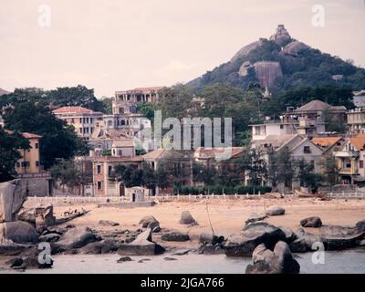 Gulangyu Island, Xiamen, (Amoy), provincia di Fujian, Cina orientale Novembre 1986. In questa foto sono visibili alcuni edifici dell'epoca della "concessione britannica". Foto Stock