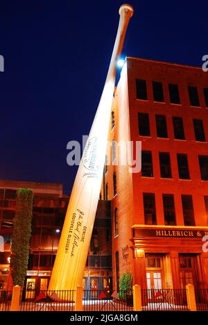 Una grande mazza da baseball Louisville Slugger si appoggia contro la fabbrica di attrezzature sportive di Hillerich e Bradsby nel centro di Louisville, Kentucky Foto Stock